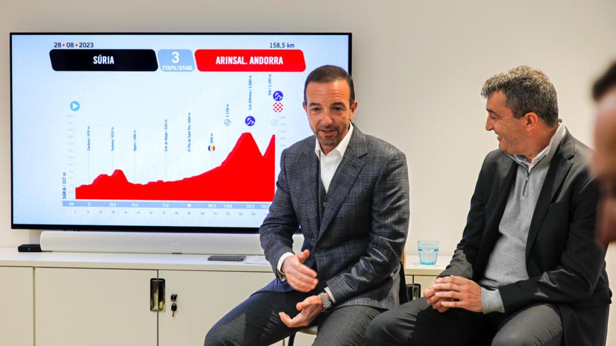 El ministre en funcions, Jordi Torres, i el director de la Vuelta, Javier Guillén, a l'antic edifici de Radio Andorra.