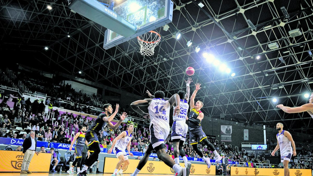 Duel de la primera volta al Poliesportiu.