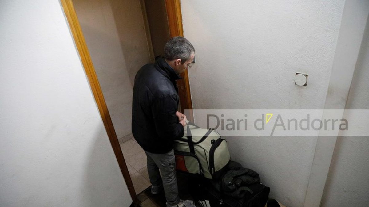 Els veïns de l'edifici desallotjat a l'avinguda Santa Coloma tornen a casa