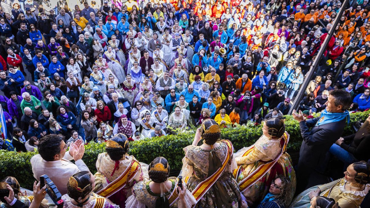 Crida des del balcó del Comú d'Andorra la Vella per donar el tret de sortida a dos dies d'activitats populars.