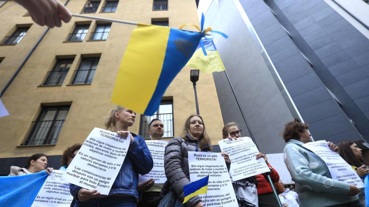 Ciutadans ucraïnesos en una protesta a les portes del consolat rus.