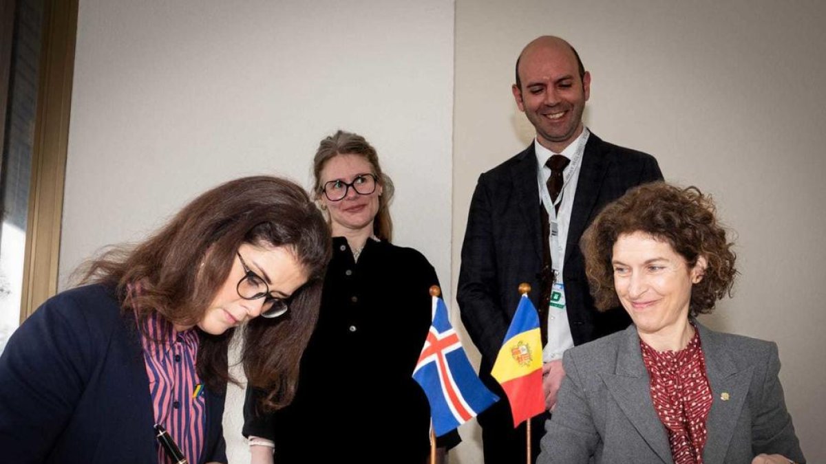 Þórdís Kolbrún Reykfjörð Gylfadóttir I Maria Ubach en la signatura del CDI amb Islàndia