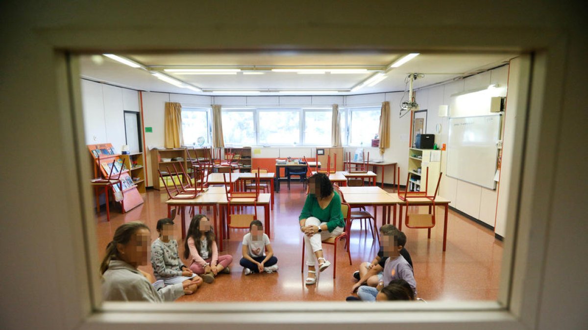 Una aula d'un centre educatiu en un primer dia d'escola.