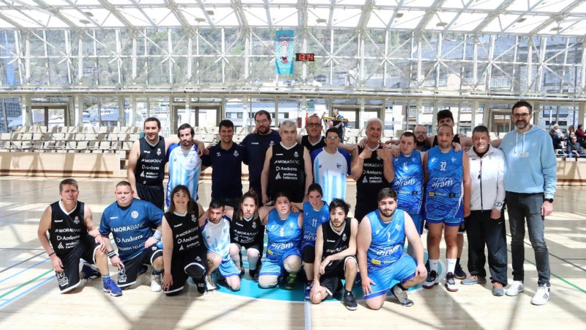 Els jugadors del MoraBanc Andorra i el Sedis.