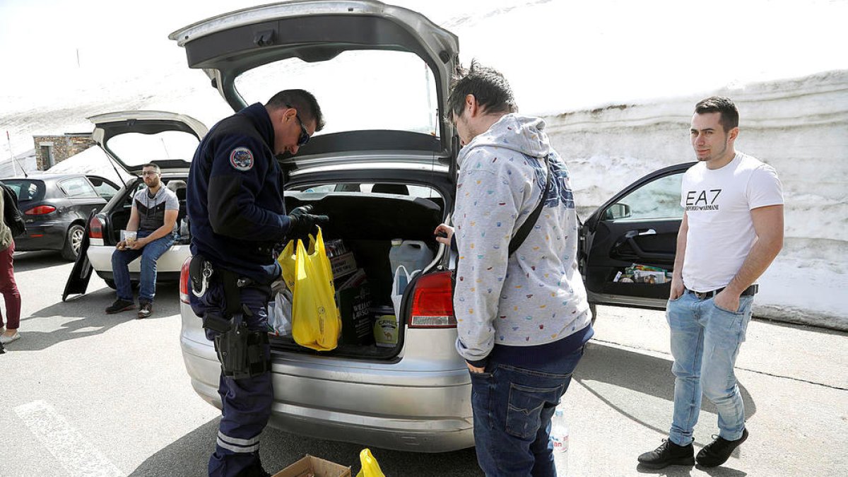 Agents francesos examinen un vehicle al Pas de la Casa.