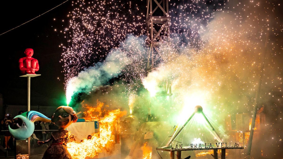 La cremà de la falla d'Andorra la Vella va posar fi a la festa de les Falles de València.