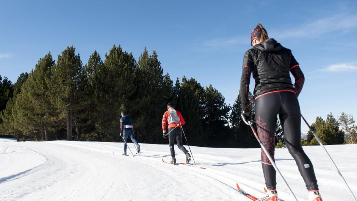 Esquiadors de fons a l'estació de la Rabassa de Naturland