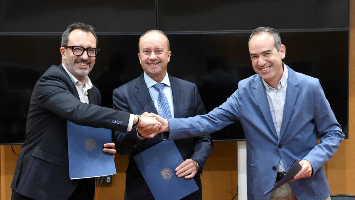 Signatura del conveni per a la donació econòmica per a la millora sala descans de la policia