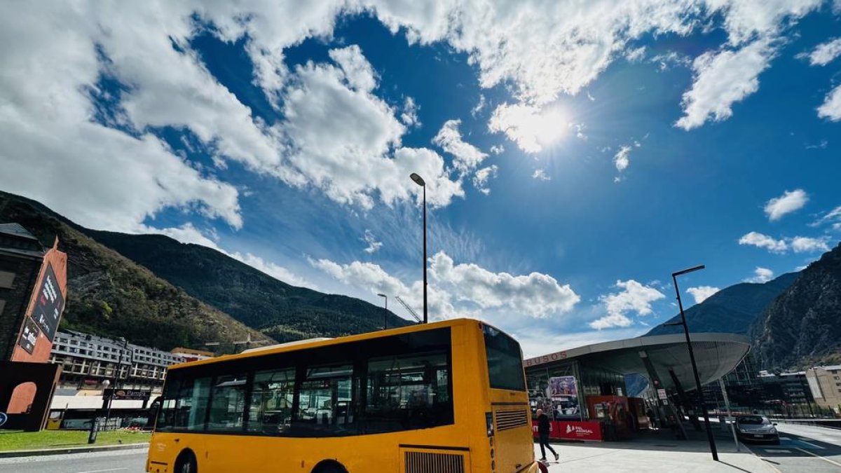 Un bus arribant a l'estació nacional d'autobusos