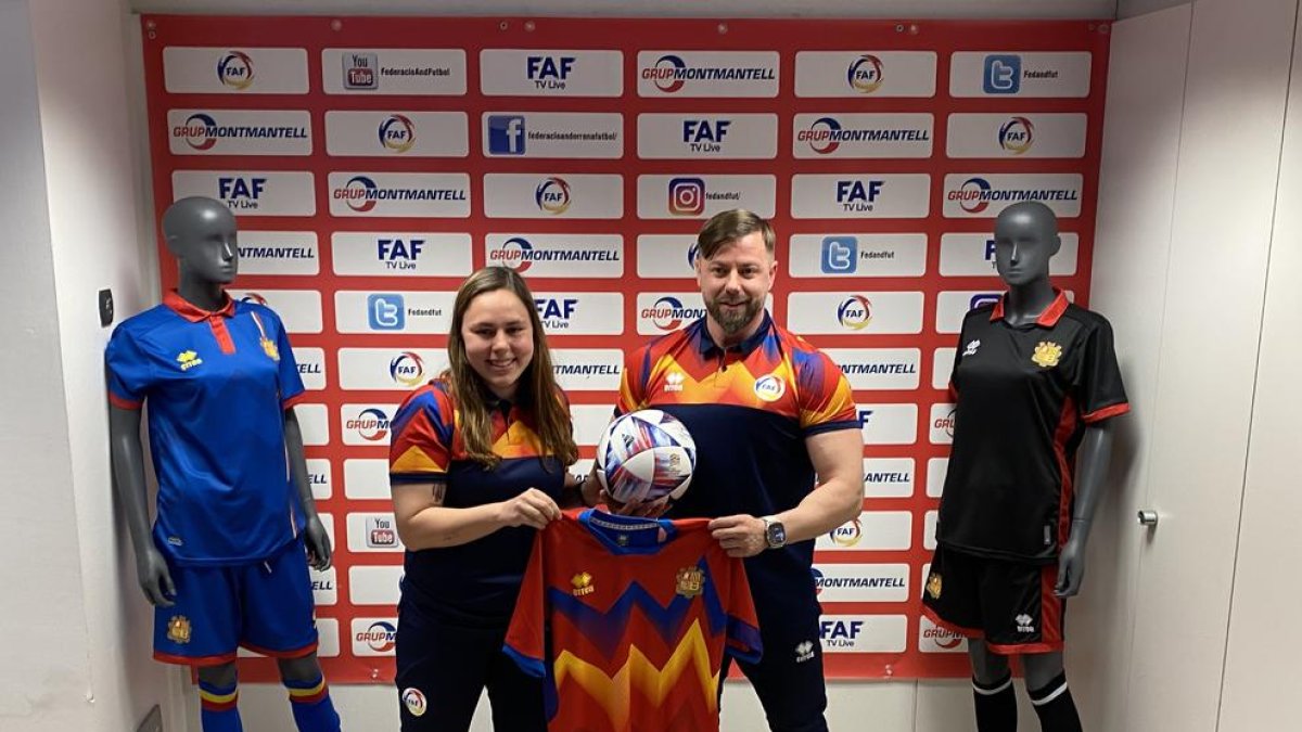 José Antonio Martín, seleccionador nacional i Marina Fernández, ambaixadora de futbol femení de la FAF