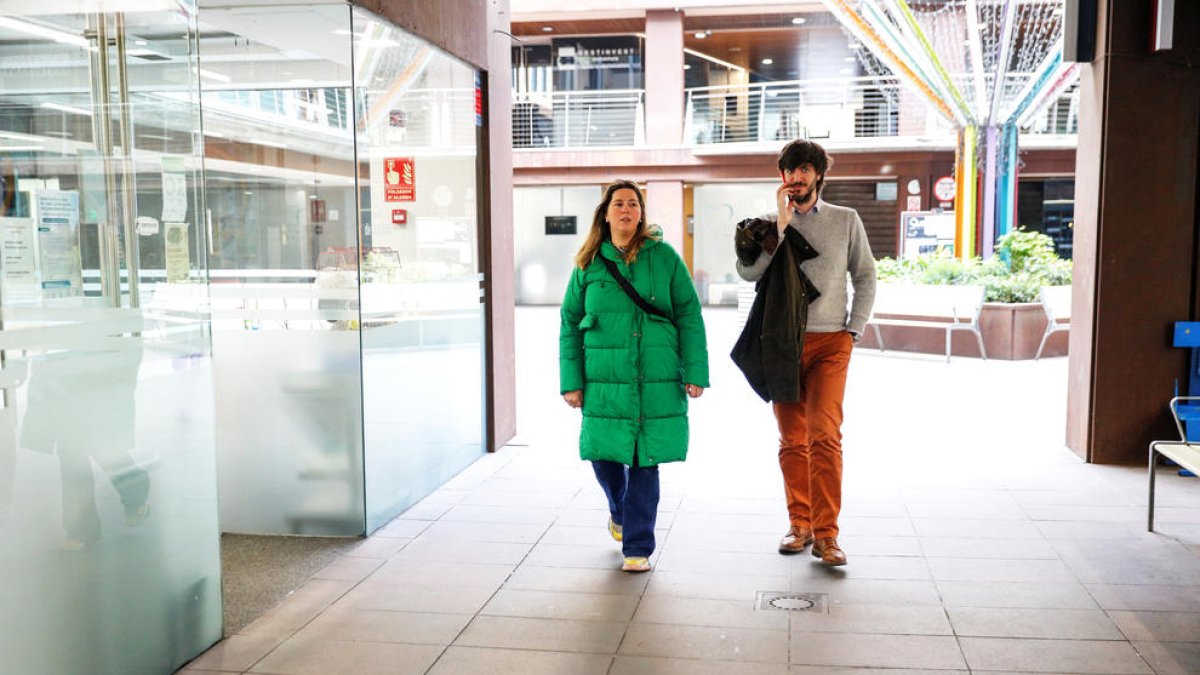 Maria Martisella i Carles Enseñat ahir a la tarda entrant a la seu de Demòcrates.