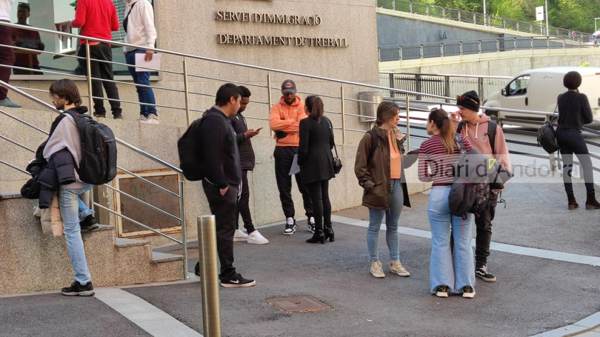 Cues de temporers a Immigració