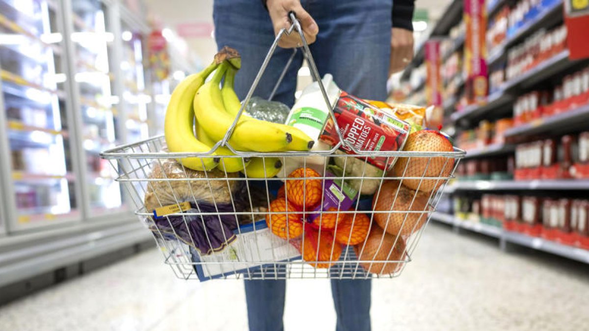 Una cistella amb productes d'alimentació.