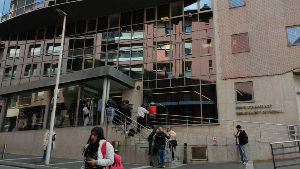 immigració, cues, servei tràmits, servei immigració