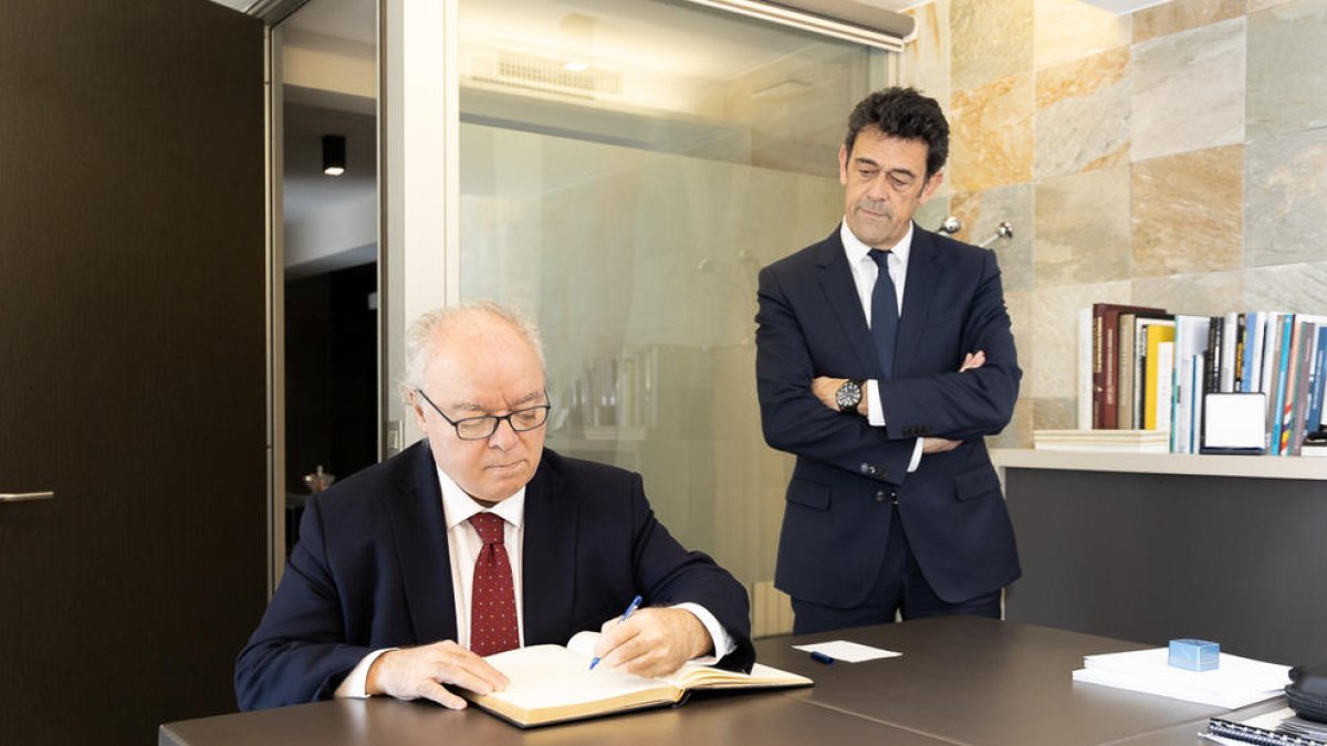 L'ambaixador d'Espanya, Carlos Pérez-Desoy, amb el cònsol d'Ordino, Josep Àngel Mortés