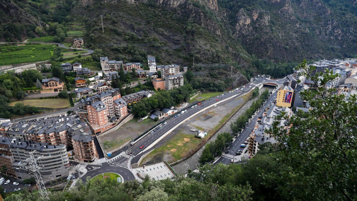 La benzinera es projecta a la parcel·la a l'inici de la carretera de Fontaneda.