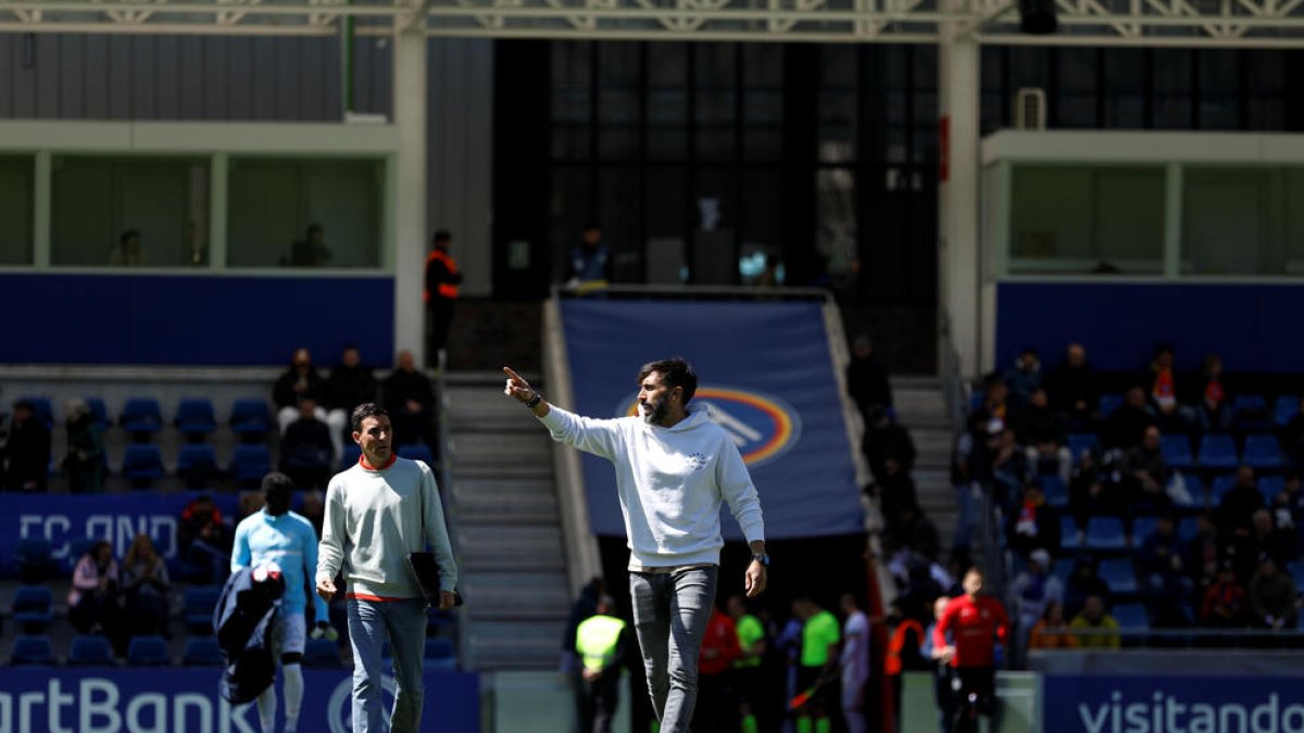 L'entrenador tricolor, Eder Sarabia, durant el partit de diumenge passat davant l'Osca a l'Estadi Nacional.