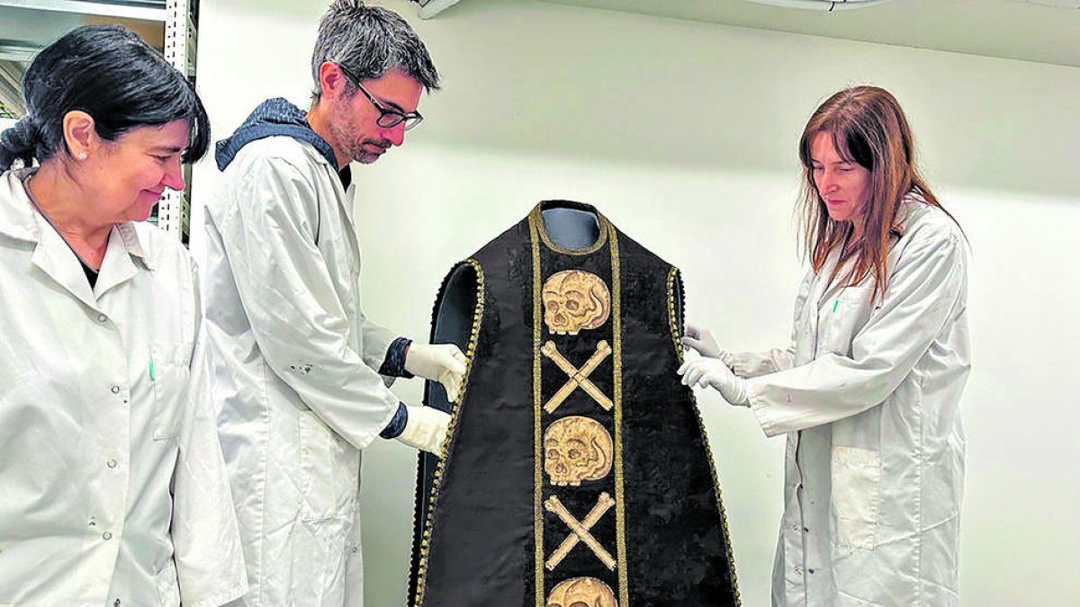 La casulla restaurada pel taller de Montserrat Xirau.