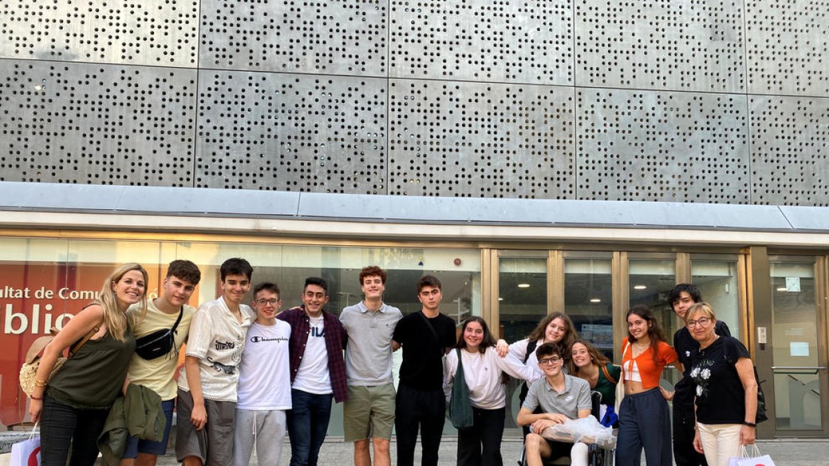 Els alumnes i docents de batxillerat premiats.