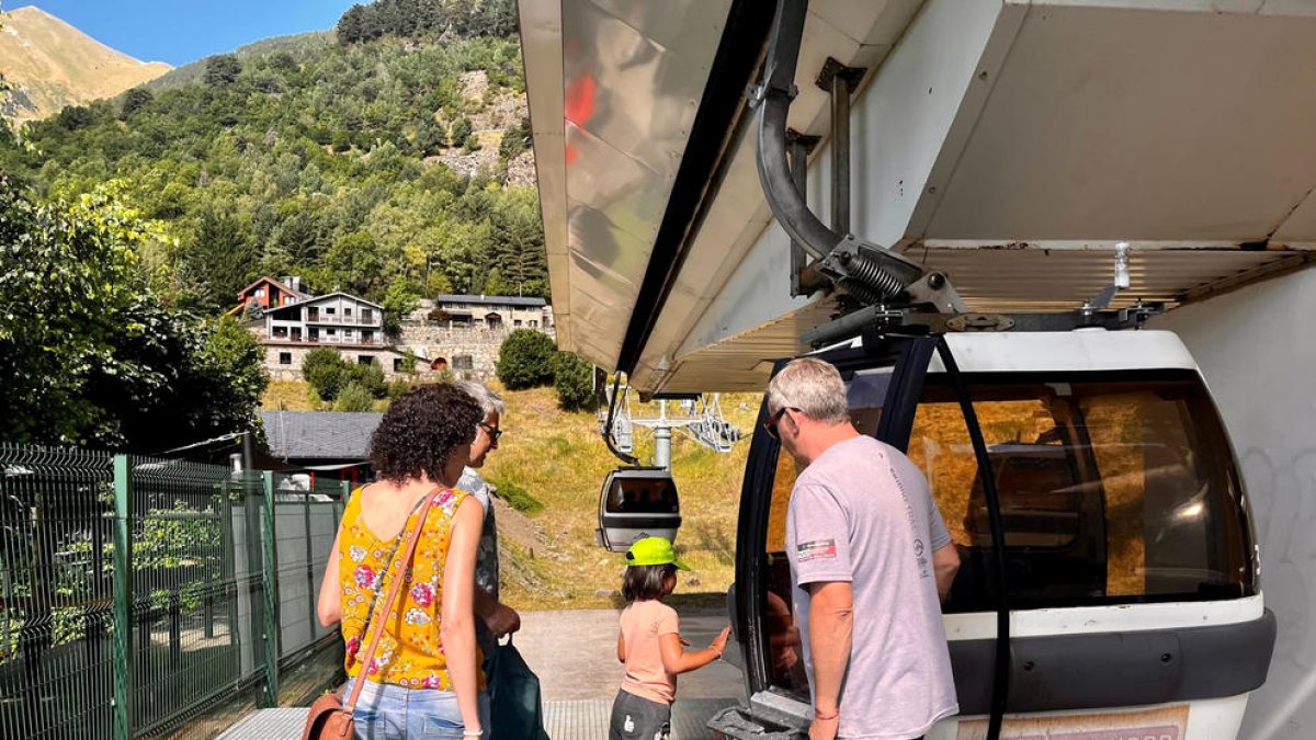Excursionistes al telecabina de la Massana.