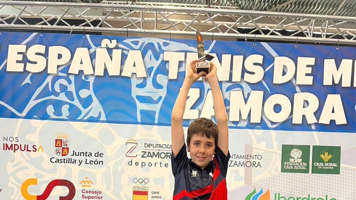 Oriol Martínez celebrant el campionat aleví aconseguit ahir a Zamora.