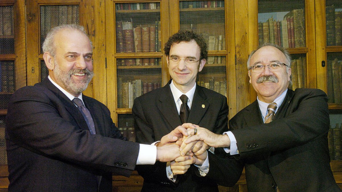 Minoves, entre Moragues (esquerra) i Carod-Rivera, celebrant la constitució de la fundació.