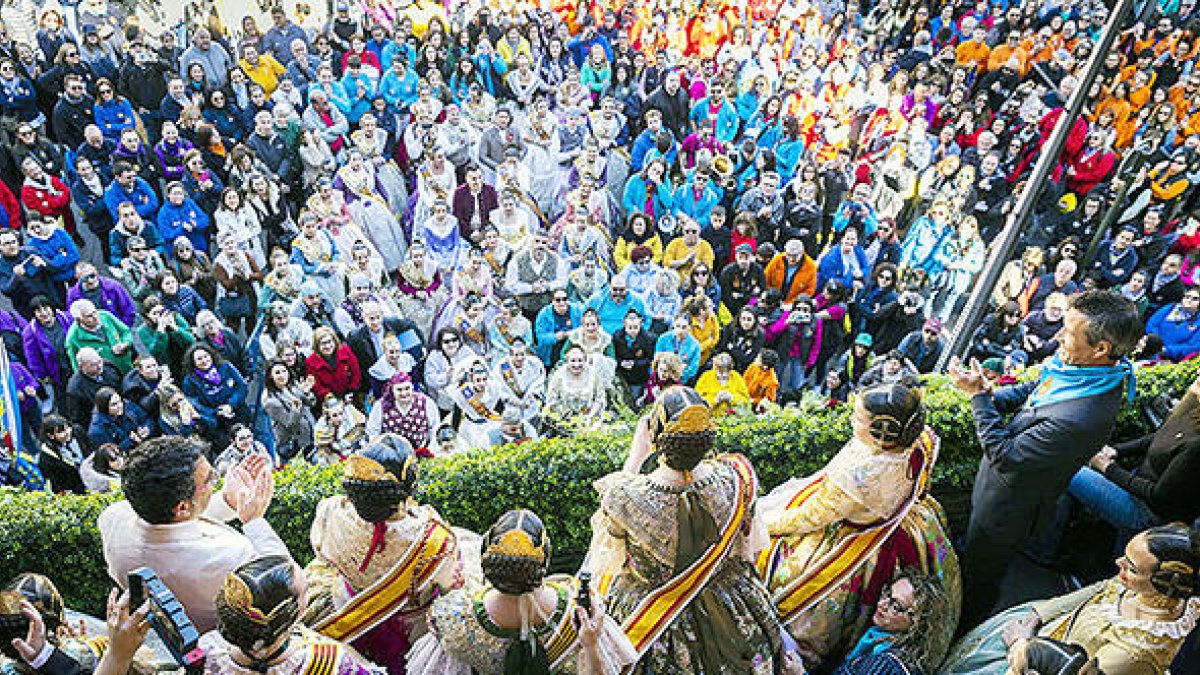 La capital s'omple de turistes valencians per les Falles. El comú ja està pensant d'organitzar uns Sanfermines per l'avinguda Meritxell.