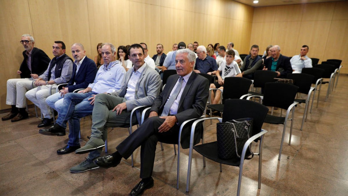Cabanes i Gallardo en primer terme en una reunió liberal.