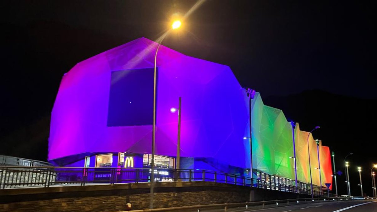 La façana d'Epizen il·luminada amb els colors del col·lectiu LGBTIQ+