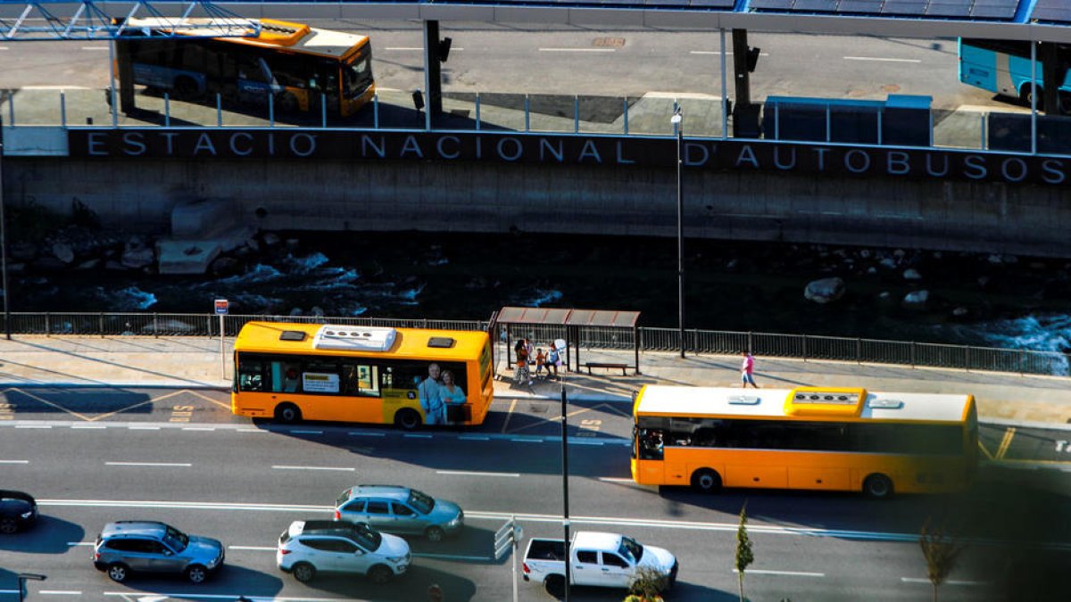 Uns autobusos a l'Estació Nacional, a Andorra la Vella.