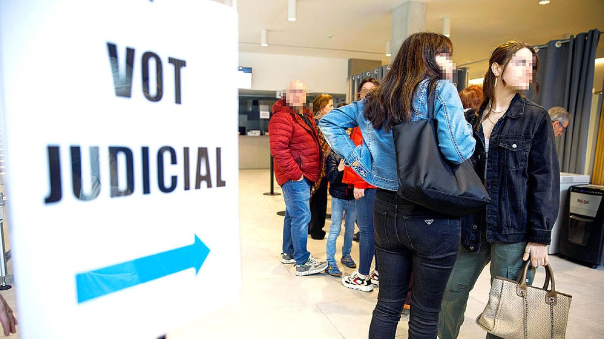 Diverses persones fent cua per votar a la Batllia.