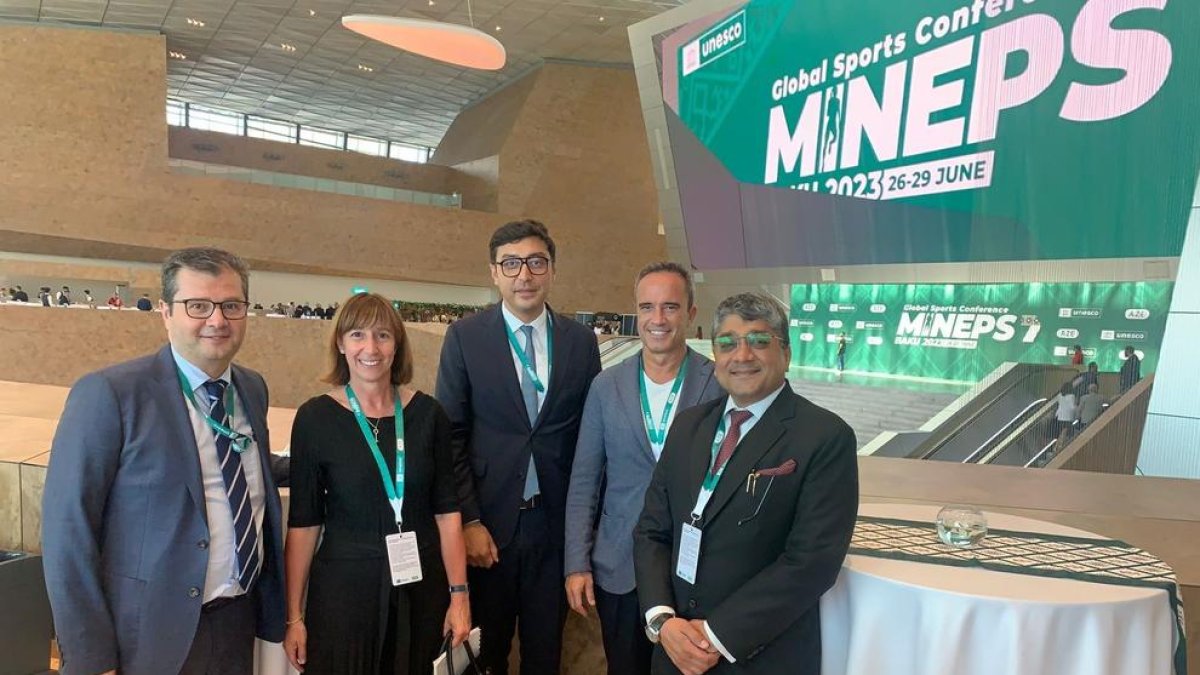 Alain Cabanes i Eva Descarrega a la conferència a Baku