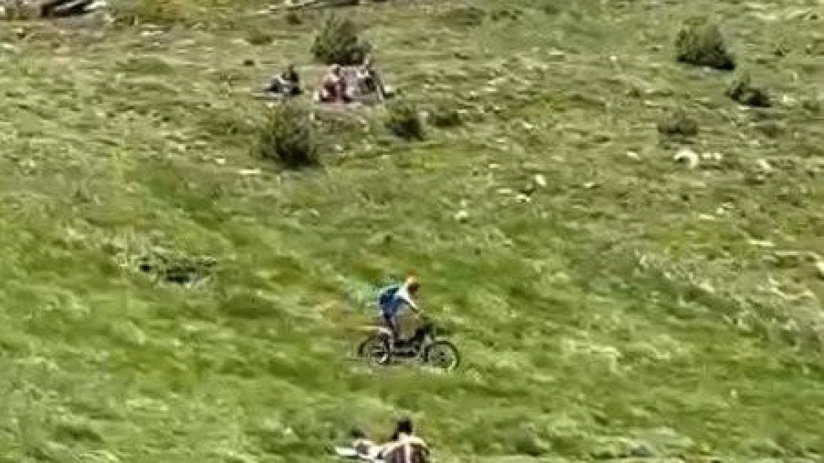 Captura del vídeo d'una moto de trial circulant per la zona de l'estany de Querol.