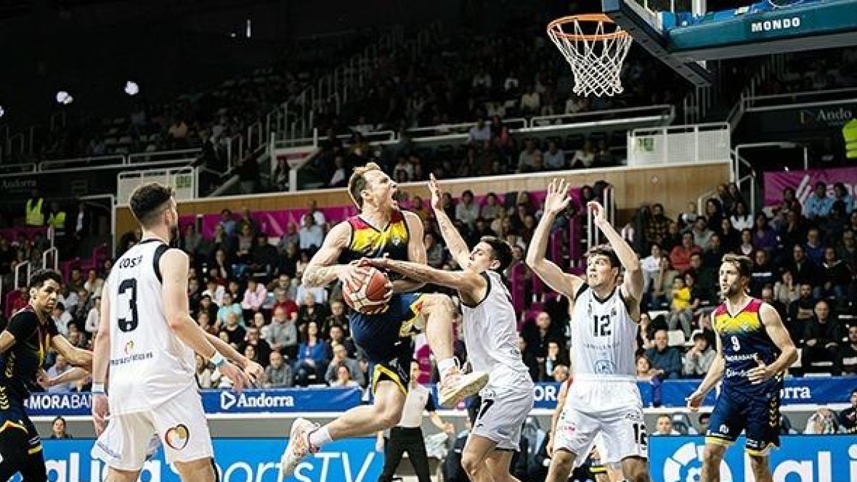 Un moment del partit.