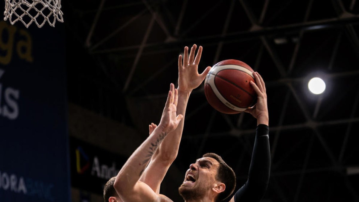 El pivot del MoraBanc Andorra Marin Maric en una acció ofensiva.
