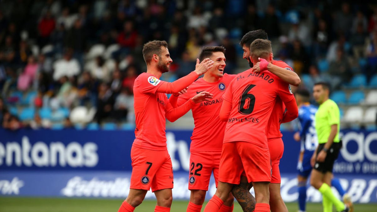 Els futbolistes de l'FC Andorra celebren un dels gols aconseguits a El Toralín.