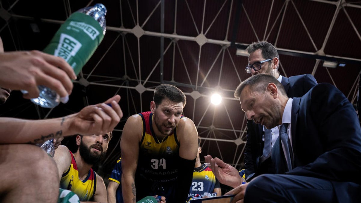El tècnic Natxo Lezkano durant el partit.