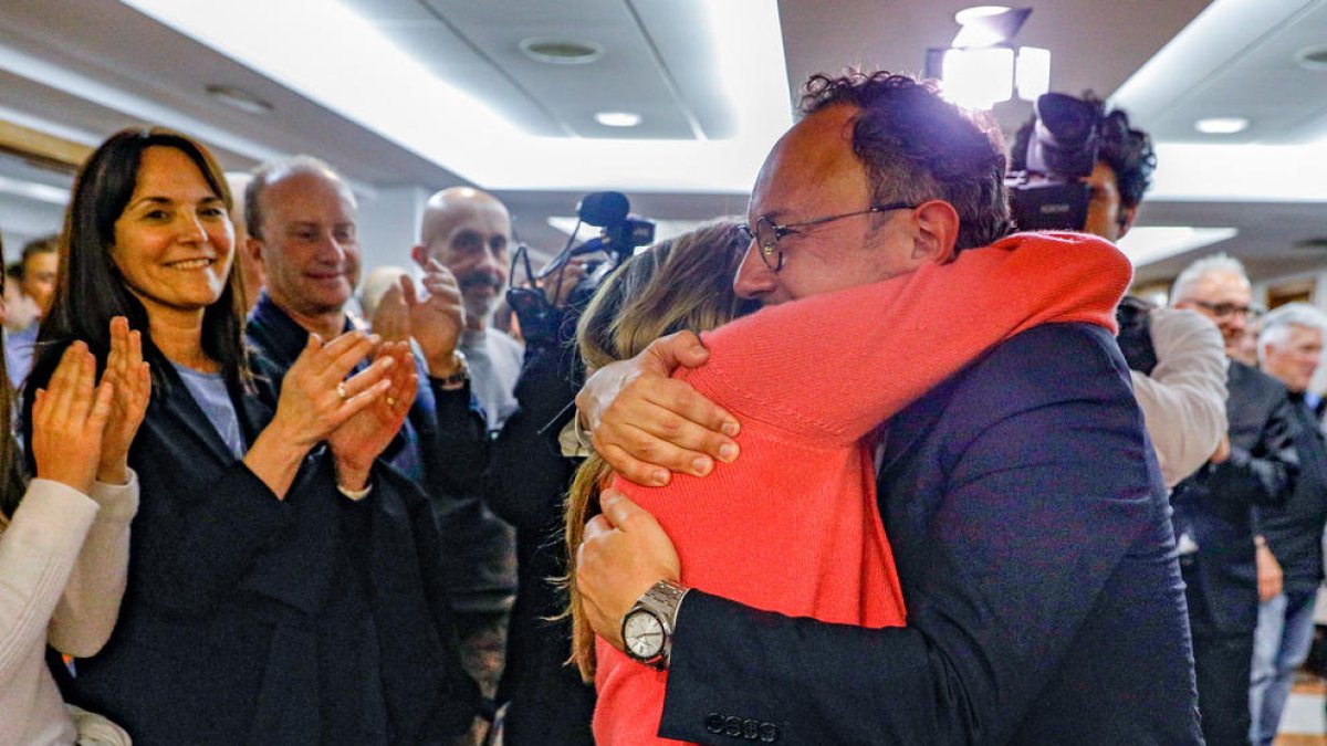La demòcrata Mònica Bonell celebrant els resultats de la nit electoral.