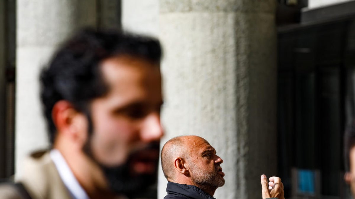 Iago Andreu i Gabriel Ubach a la porta de Govern.