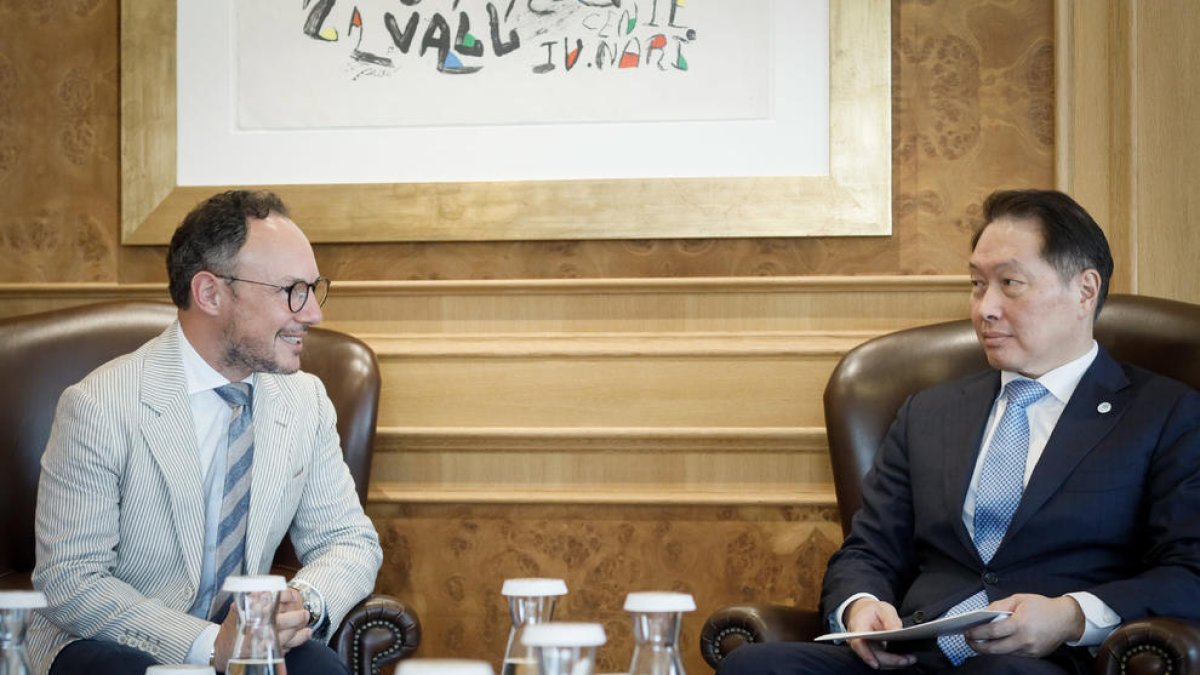 Espot reunit amb representants de la república de Corea