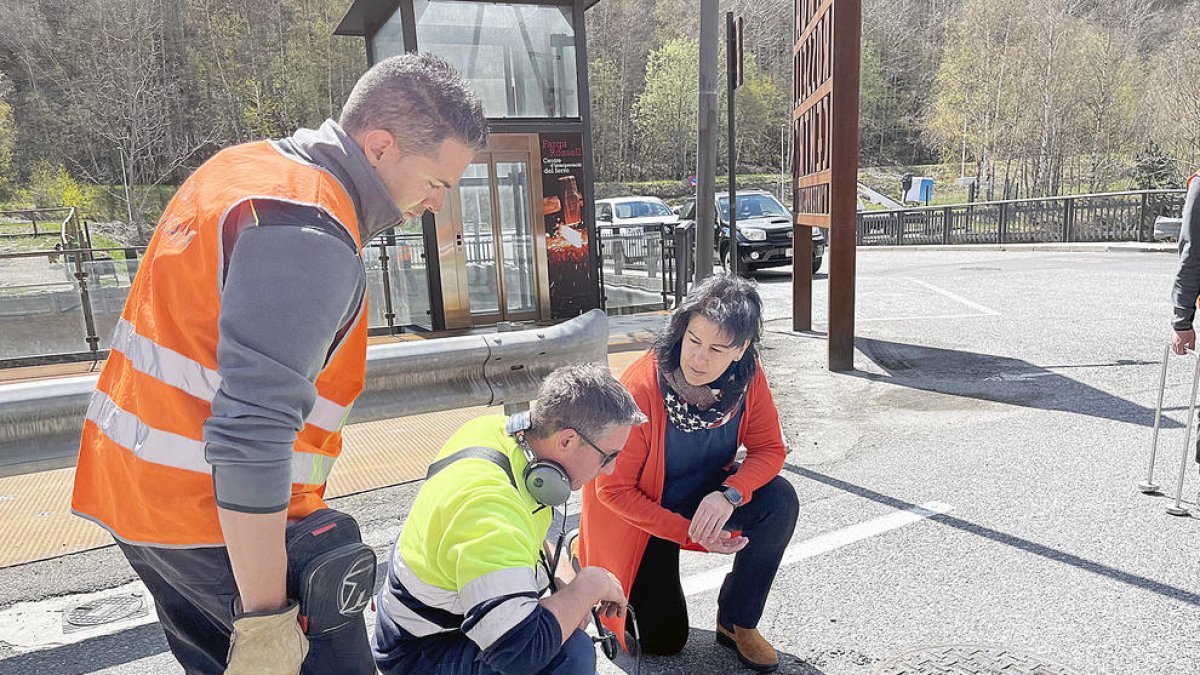 La cònsol menor, Eva Sansa, revisant els treballs.