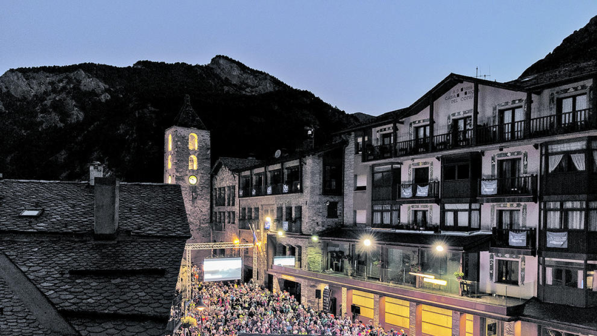 Ambient a la plaça Major d'Ordino, durant la Trail 100 Andorra by UTMB.
