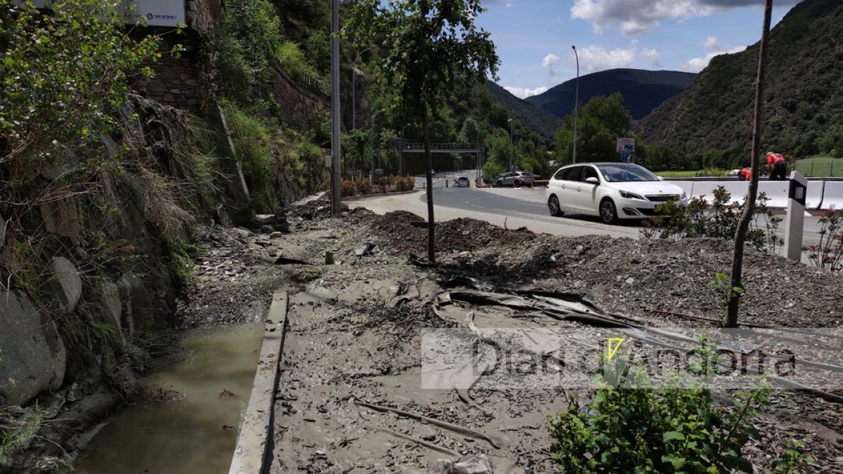 L'estat aquest matí de la rotonda de la Portalada després de la inundació d'ahir