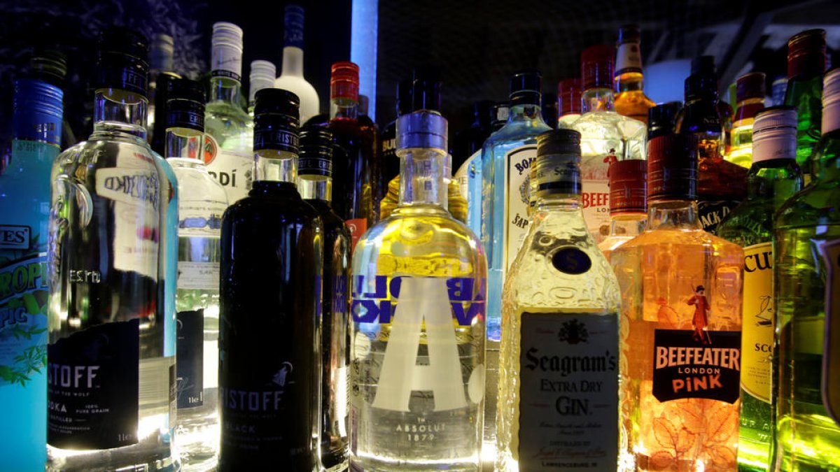 Unes ampolles d'alcohol en una discoteca.