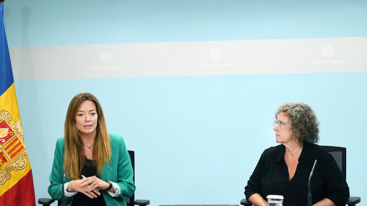 La ministra de Salut, Helena Mas, i la cap de l'àrea de Promoció, Prevenció i Vigilància de la Salut, Rosa Vidal.
