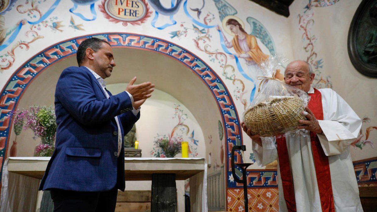 Mossèn Ramon amb l'ofrena que li va atorgar el cònsol menor, Marc Casal.