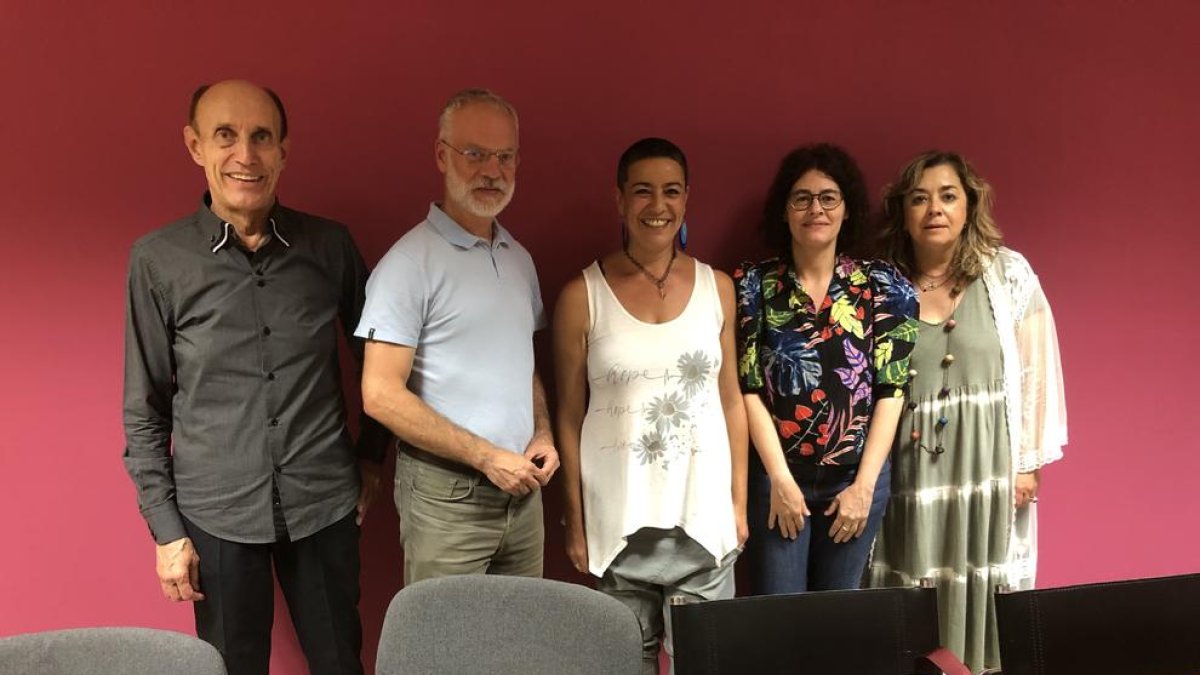 El president de Progressistes-SDP, Josep Roig, amb la secretària general del SEP, Marisa Santos, i la vocal Laura Bragança