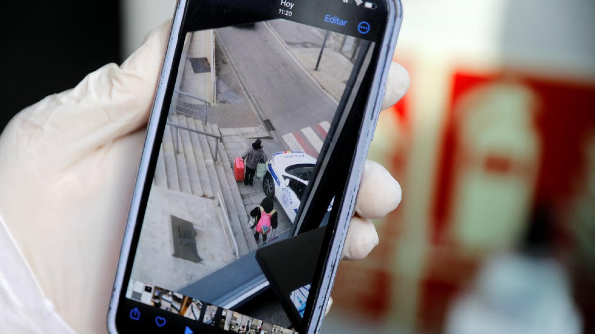 Una parella desnonada a Andorra vista des d'un vídeo d'un telèfon mòbil.