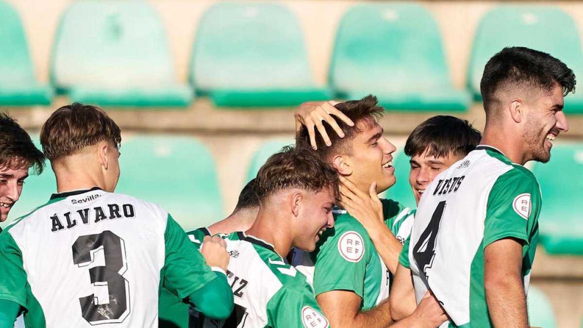 Berto Rosas, al mig, felicitat pels companys.