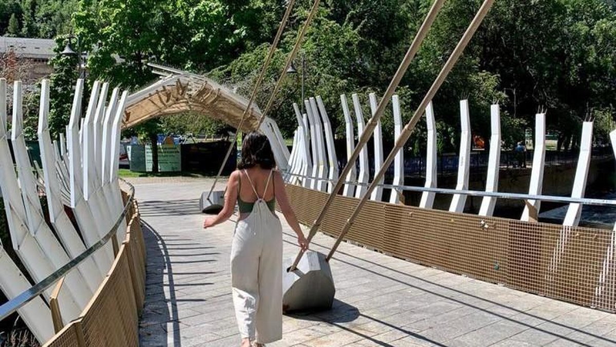 Performance d'Emma Regada en el marc de la mostra Notes sobre l'Antropocè